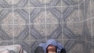 Hermosa Joven se masturba por primera vez en un SILLON TANTRICO