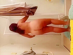 Chubby chick spied into WC 3